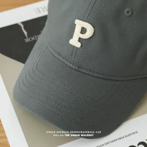 Koreanischer weicher Baseball-Cap mit P-Logo, minimalistischer dunkler Sonnenschutzhut.