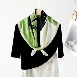 Foulard en soie vert menthe carré 70cm imprimé abstrait léger accessoire de mode chic
