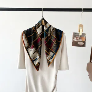 Exquisites Seidenwolle quadratisches Tuch mit Vintage Karo-Muster für modebewusste Damen.