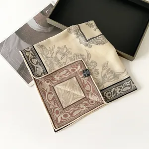 Luxus Seide Wolle quadratischer Schal mit doppelseitigem Vintage Blumenmuster für Damen.
