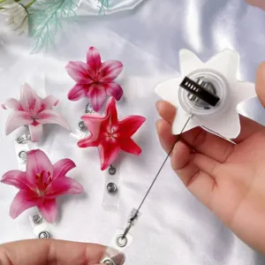Detalle de los portatarjetas de lirio que muestra la función del cordón retráctil