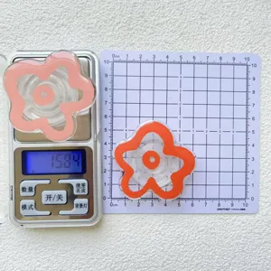 Detail view of flower acrylic phone grip showing 15.84g weight and 5cm size scale