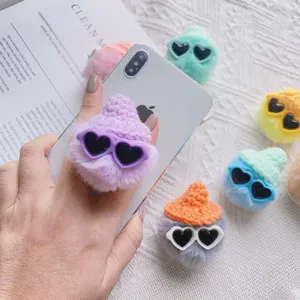 Schattige pluche telefoonhouder met hartjesbril en gebreide muts detail