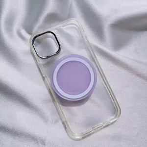 Vista detallada de la base magnética MagSafe de color lila sobre una funda transparente