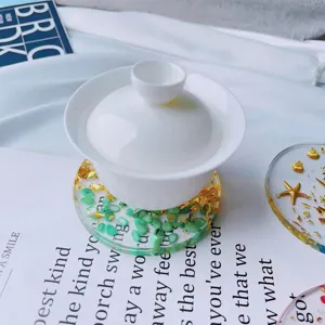 Dettaglio di un sottobicchiere in resina fatto a mano con pietre e foglie d'oro