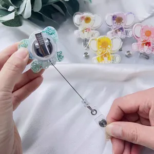 Dettaglio del porta badge a forma di elefante con cordino e veri fiori essiccati