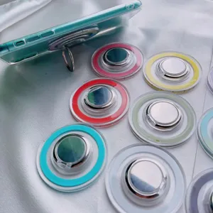 Primer plano de soportes de anillo magnéticos MagSafe coloridos y transparentes