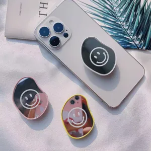 Vista detallada de soportes de espejo para teléfono con carita sonriente ovalada e irregular