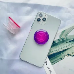 Supporto per impugnatura retrattile rosa e viola per smartphone mostrato in un set lifestyle