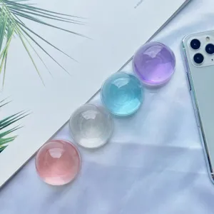 Dettaglio della trama lucida di quattro supporti per telefono a sfera colorata