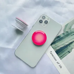 Detail eines rosa Farbverlauf klappbaren Handy-Grip-Ständers an einem Smartphone