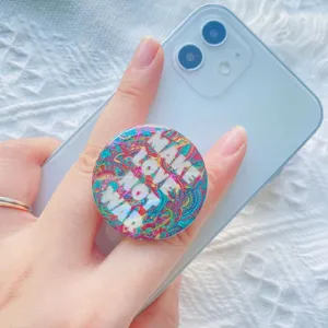 Detail van een kleurrijke telefoonhouder met 'Make Love Not War' slogan op een wit smartphone.