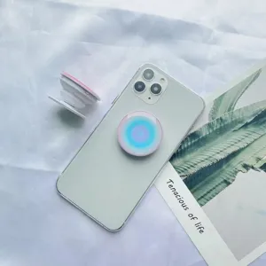 Detailaufnahme eines pastellfarbenen, ausziehbaren Handy-Griffs an einem Smartphone