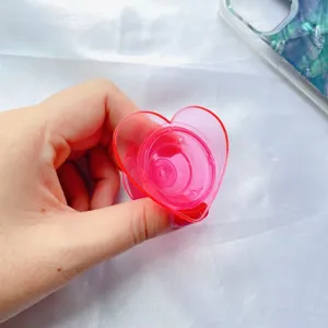Detailweergave van een roze hartvormige uitbreidbare telefoongreep voor DIY-hars.