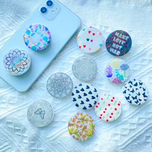 Collectie kleurrijke telefoonhouders met schelptextuur en patronen