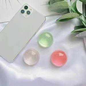 Vista dall'alto di supporti per telefono estensibili colorati stile palla di cristallo