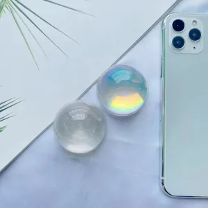 Dettaglio di supporti per smartphone a sfera di cristallo iridescenti e glitter