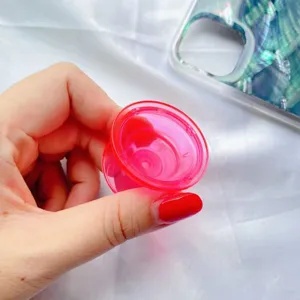 Detailoverzicht van een transparante roze ronde telefoonhouderbasis voor doe-het-zelf