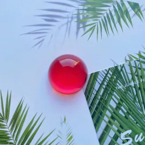Macro primo piano di un supporto per telefono espandibile a sfera di cristallo rossa