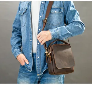 Vue détaillée du sac bandoulière vintage en cuir véritable pour homme, texture.