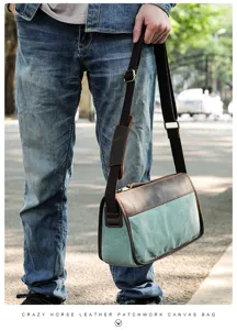 Vue détaillée du sac bandoulière en toile et cuir, montrant la texture et les coutures.