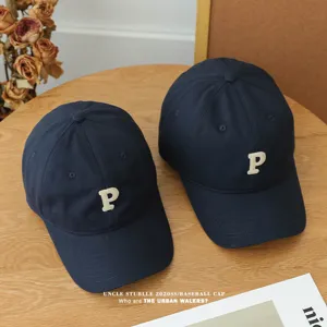 Dunkelblaue koreanische Baseballkappe mit weißer P-Buchstaben-Bestickung, Freizeitmütze.