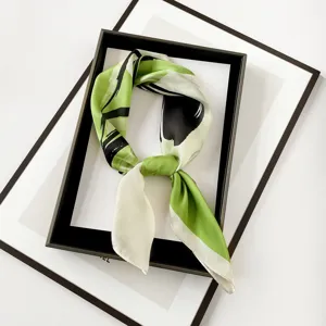 Foulard en soie vert menthe femme 70cm carré impression abstraite foulard fin de cou
