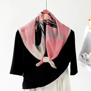 Élégant foulard carré en pure soie avec imprimé tulipe, idéal comme accessoire léger de mode.