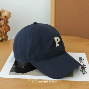 Dunkelblaue Baseballkappe mit weichem Design und weißem bestickten P Buchstaben Detail.