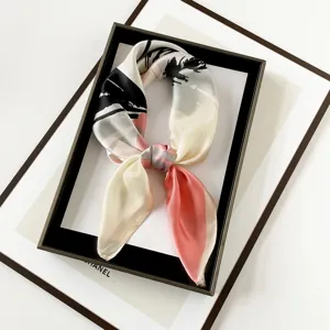 Foulard carré en soie élégant avec impression artistique abstraite, accessoire chic 70cm.