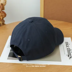 Klassische dunkelblaue Baseballkappe mit verstellbarer Metallschnalle und weicher Krone.