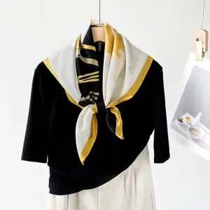 Foulard carre en soie imprime abstrait 70cm noir blanc jaune leger foulard de cou detail