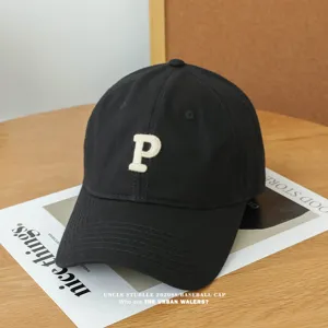 Schwarze koreanische Baseballkappe mit weißem P-Buchstaben-Stick, weiche Krone, Sonnenschutz.