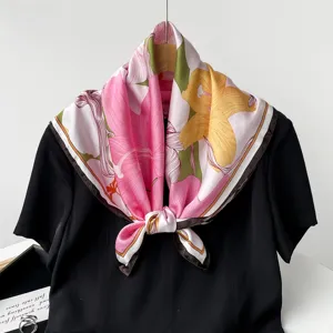Gros plan du foulard en soie florale avec un délicat motif de tulipe et sa texture douce.