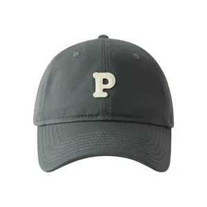Dunkelgraue Baseballcap mit weisser P-Buchstaben-Bestickung Vorderansicht, minimalistisch.