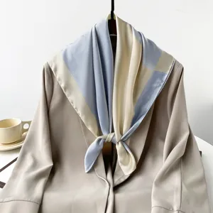 Chic foulard carré en soie géométrique bloc de couleur 70cm pour femme élégante.
