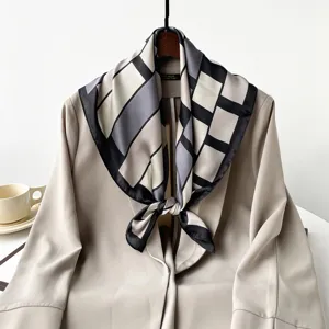 Foulard carré en soie à imprimé géométrique pour femme, élégant foulard noir et blanc.