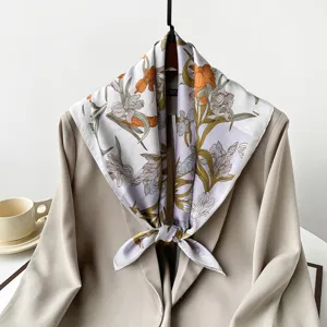 Carré de soie floral 70cm élégant imprimé tulipe foulard léger pour femmes vue détaillée