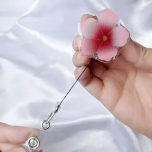 Nahaufnahme einer ausziehbaren Ausweishülle mit floralem UV-Druck und Teleskopschnur