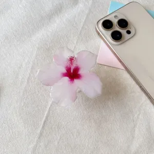 Vista detallada del soporte para móvil elegante de resina acrílica hibisco rosa.