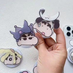 Vue détaillée du support de téléphone acrylique Crayon Shin-chan avec chapeaux Sanrio mignons