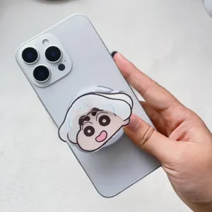 Vue détaillée du support de téléphone magnétique Crayon Shin-chan sur iPhone