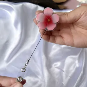 Ausziehbarer Ausweishalter mit UV-gedruckter rosa Blume für das Krankenhauspersonal