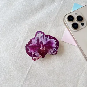Primer plano del soporte para móvil de resina acrílica con forma de orquídea