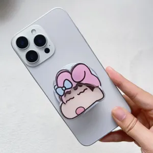 Gros plan d'un support de téléphone magnétique Shin-chan mignon sur smartphone blanc