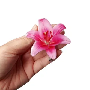 Portatarjetas retráctil con lirio rosa de acrílico y clip metálico para credenciales