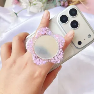 Nahaufnahme einer lila Glitzer-Blumen-Handyhalterung mit integriertem Make-up-Spiegel