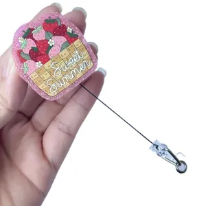 Porte-badge rétractable en acrylique pailleté avec motif panier de fraises d'été
