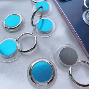 Primo piano del supporto ad anello per cellulare trasparente rotante a 360 gradi con anello