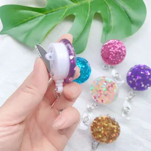 Detailansicht der farbenfrohen Glitzer-Herz-Ausweishalterung mit robustem Clip